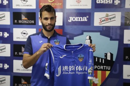 Jugadores y miembros del cuerpo técnico del Lleida posaron ayer en la primera fotografía de conjunto de la temporada que empieza el domingo.