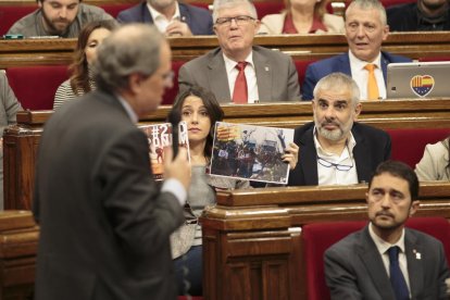 Diputats com la consellera Artadi van portar samarretes en suport als presos en vaga de fam.