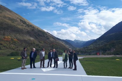 Isidre Gavín i Carlos Barrera, al centre, van visitar ahir les instal·lacions de l’heliport.