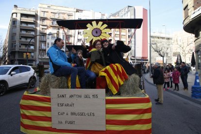 La carrossa de l’Horta, al fer ahir la primera volta a la Creu dels Tres Tombs durant la desfilada tradicional.