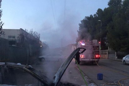 Quema un turismo en el polígono de la Canaleta de Tàrrega