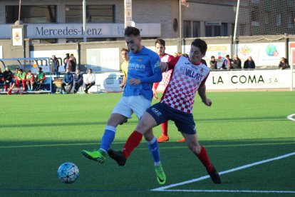 Un jugador del Lleida B intenta driblar Pau, jugador del Balaguer.