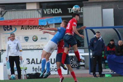 Un jugador del Lleida B intenta driblar Pau, jugador del Balaguer.