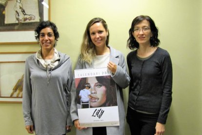 Mireia Serra ‘Lily Brik’, al centre, amb el calendari amb obres seues.