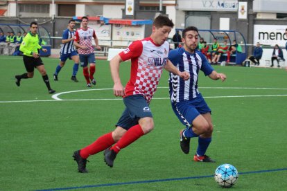 El jugador del Balaguer, Genís, dispara ante la presión de dos rivales, en una acción del partido de ayer.