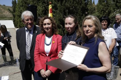 La consellera Ester Capella va visitar ahir els treballs d’exhumació al cementiri d’Alguaire.