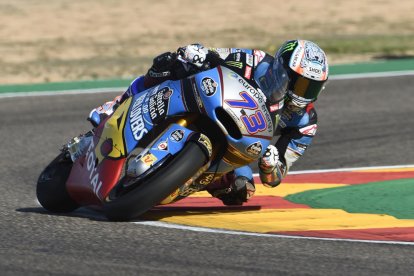 Marc Màrquez pasa por delante del monolito con el que el circuito de MotorLand da su nombre a la décima curva.