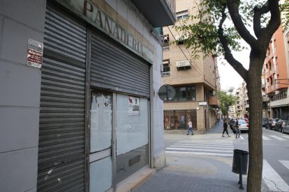 Alcalde Porqueres (esquerra) manté l’activitat comercial. En canvi, a Alfred Perenya (dreta) hi ha molts locals tancats.