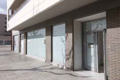 Alcalde Porqueres (esquerra) manté l’activitat comercial. En canvi, a Alfred Perenya (dreta) hi ha molts locals tancats.