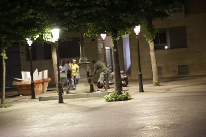 Una persona estirada al porxo del centre cívic de l’Ereta.