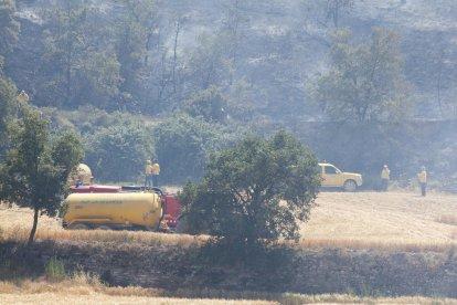 Efectius de l’ADF i Bombers treballant ahir a primera hora de la tarda a Talavera.