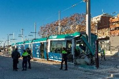 Un accident en un tramvia causa 4 ferits a l'estació de Sant Adrià de Barcelona