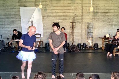 Carles Belda i Gemma Abrié van liderar ahir el grup que va oferir un concert al carrer Major d’Esterri d’homenatge a Josep Carner.