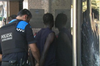 Moment de la detenció de l’home com a presumpte autor d’un delicte de danys.