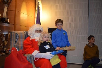 Diversos jugadors i tècnics van posar ahir amb els vehicles que Opel Lleidamòbil cedeix al club.