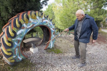 Amenós ha dibuixat centenars de figures i formes a les pedres, com les que mostra a la imatge.