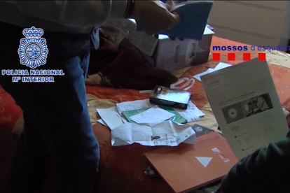 Los agentes durante uno de los arrestos de la operación.