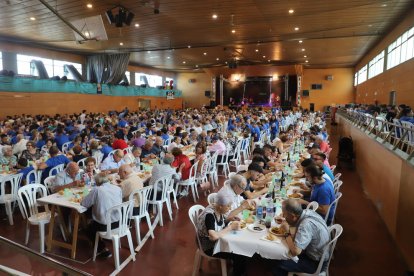 Autoridades en la cena de “germanor” ayer en Fondarella.