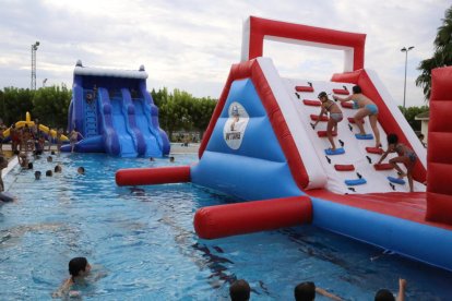 Autoridades en la cena de “germanor” ayer en Fondarella.