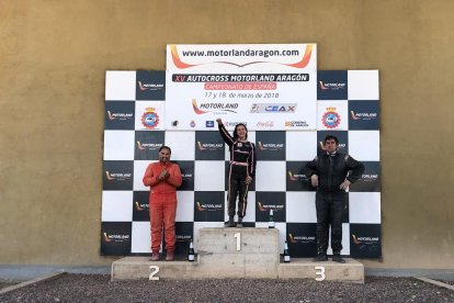 Ares Lahoz posa amb el cotxe que va pilotar a Motorland i que utilitzarà al Campionat d’Europa que arranca el mes de maig vinent.