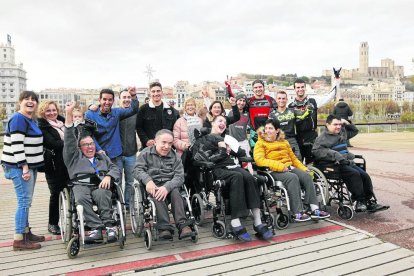 Els pilots desafien la llei de la gravetat amb la Seu Vella al fons.