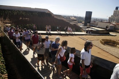 Un miler de persones van seguir ahir a la Seu Vella les diferents escenes de la recreació del casament de Peronella i Ramon Berenguer IV.