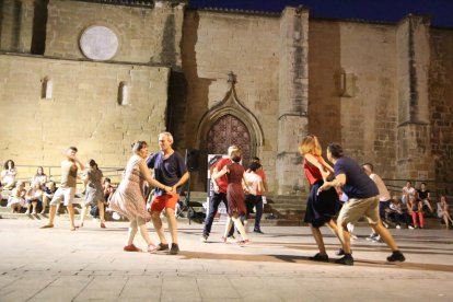 Un miler de persones van seguir ahir a la Seu Vella les diferents escenes de la recreació del casament de Peronella i Ramon Berenguer IV.