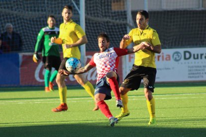 El local Fontana, que havia entrat a la segona part, és pressionat per tres jugadors de l’EFAC.
