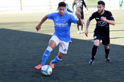Alguns jugadors del Lleida Esportiu B celebren un dels gols de l’equip.