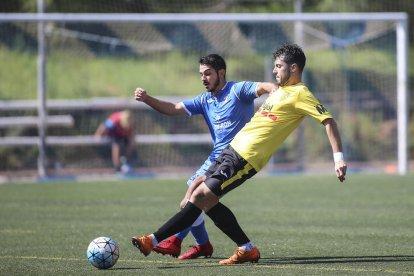 Un jugador del Vista Alegre despeja ante uno del Mollerussa que intentaba controlar el balón.