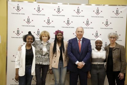 De la Vega, entre las dos jóvenes becadas junto al rector, la doctoranda y la vicerrectora.