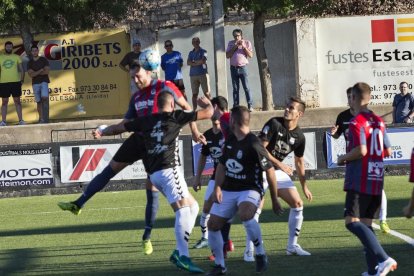 Un jugador del Tàrrega presiona a uno de la Rapitenca.