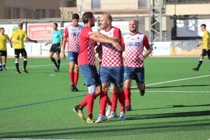 Un jugador del Balaguer y otro del Lleida B luchan por la posesión de un balón.