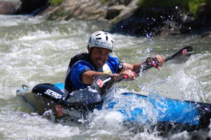 Alan Padilla i Xavier Miralles, durant un dels descens d’ahir al Parc del Segre.