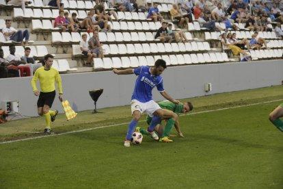 Juanto Ortuño intenta superar a Manu Torres, uno de los tres centrales que alineó el Cornellà en el Camp d’Esports.