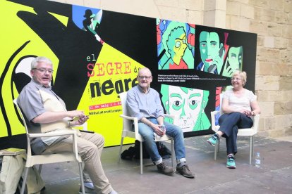 Màrius Serra, Baulenas y Aritzeta, ayer en el patio del IEI.