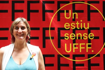 La consellera de Salut, Alba Vergés, davant del 'photocall' de la campanya