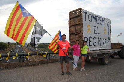 Manifestants ahir a la tarda en un dels ponts sobre l’A-2 a Tàrrega.