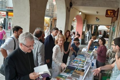 L’estand d’una editorial lleidatana a la fira i Lo Pau de Ponts (dreta), protagonista de l’acte de clausura.