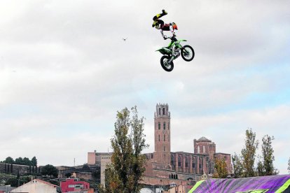 Els pilots desafien la llei de la gravetat amb la Seu Vella al fons
