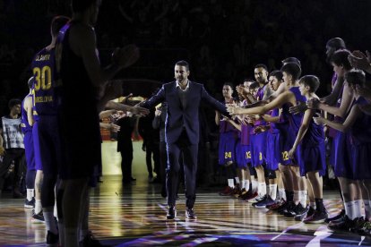 Juan Carlos Navarro fue ovacionado por la afición azulgrana antes del partido ante el Madrid.