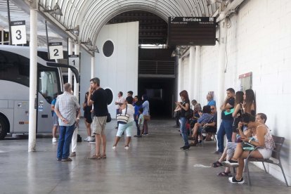 Els conductors de Lleida que ahir es van manifestar a l’estació d’autobusos.