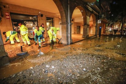 Una tromba d'aigua fueteja el centre de Balaguer i inunda comerços i pàrquings