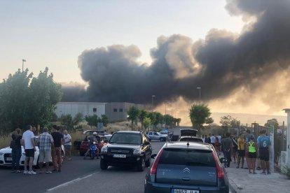 Espectacular incendi en una nau industrial de Cervera