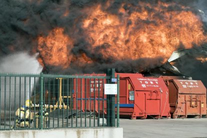 Els Bombers van evitar que les flames assolissin altres factories del polígon industrial.