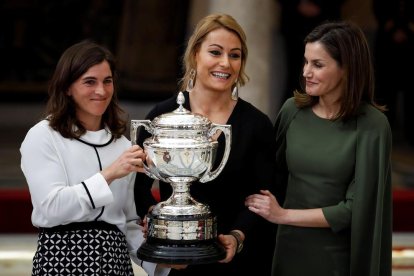 Chourraut y Valentín, junto a la Reina con el trofeo compartido.