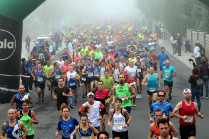 La guanyadora en categoria femenina, Laia Andreu. 			 Un grup d’atletes als primers instants de la cursa.