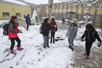 Camiones en la A-2 en Tàrrega cuando se levantó el veto para circular a primera hora de la mañana.