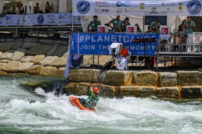 Una imatge aèria del camp de regates de l’Aigüerola de Sort, on ahir es va reprendre la competició després de la jornada de descans.