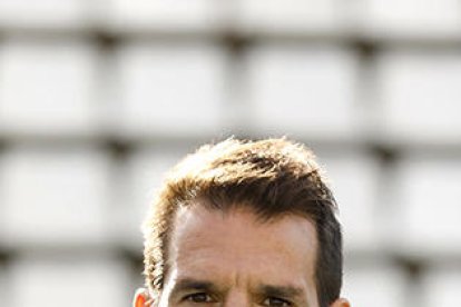 Eder Díez remata de cap en un partit en què tot just va intervenir.